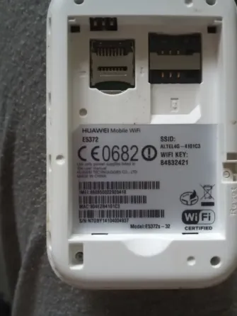 Задняя панель роутера с информацией о модели, SSID и Wi-Fi ключом