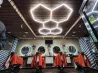 Қазіргі заманғы барбершоп интерьері неонды жарықтандыру мен айнамен