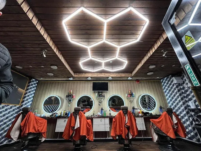 Қазіргі заманғы барбершоп интерьері неонды жарықтандыру мен айнамен