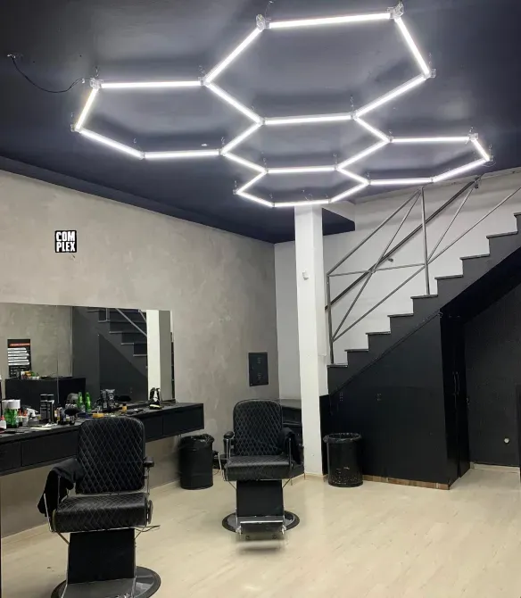 Минималистік барбершоп дизайны ерекше жарықтандыру мен басқышпен