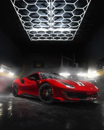 Красный спортивный автомобиль Ferrari в стильном интерьере с ярким освещением