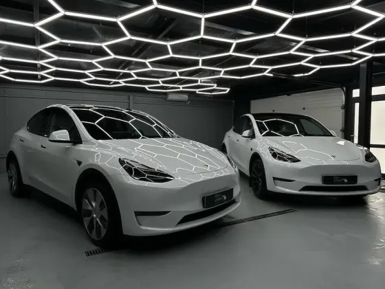 Электромобили Tesla в современном шоуруме с уникальным освещением
