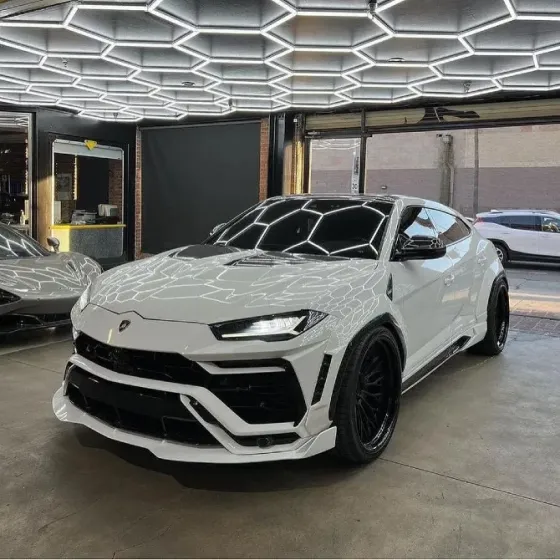 Роскошный автомобиль Lamborghini Urus в стильном интерьере с неоновым освещением