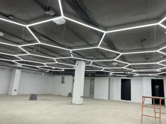 Современный потолок с LED-подсветкой в пустом помещении