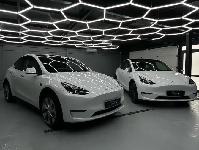 Электромобильдер Tesla заманауи шоурумында ерекше жарықтандырумен