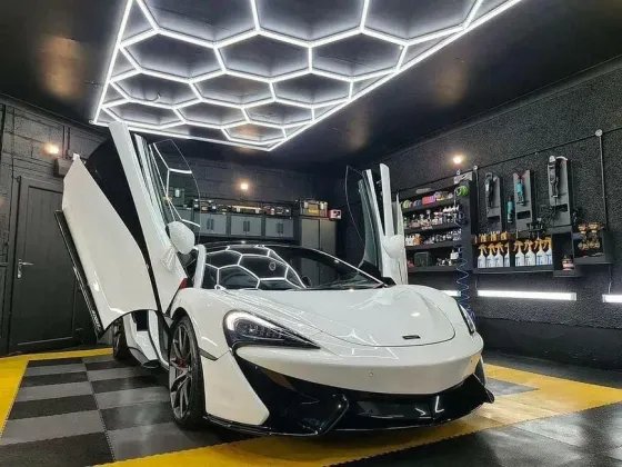 Современный спорткар McLaren в стильном гараже