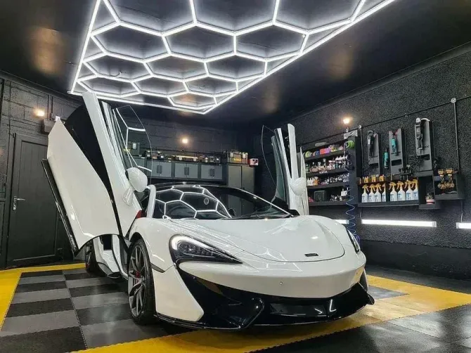 Современный спорткар McLaren в стильном гараже