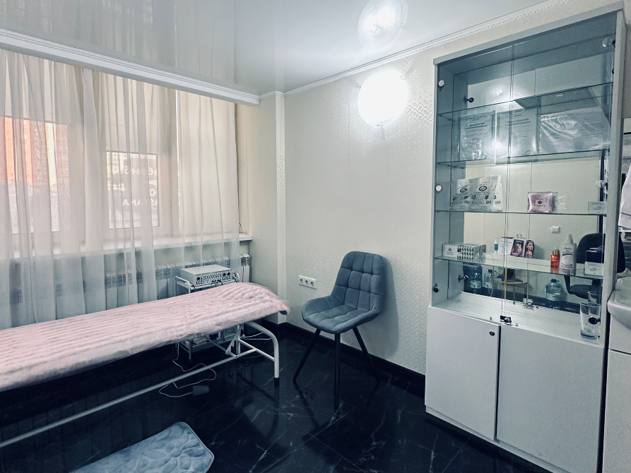 Интерьер косметологического кабинета с кроватью и стулом