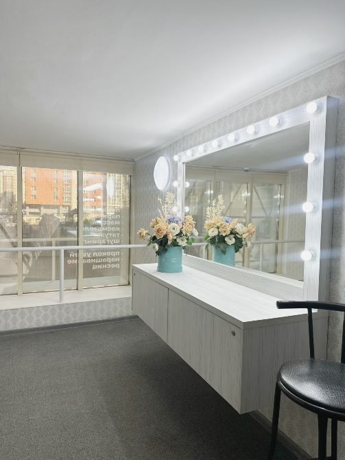 Место для макияжа с зеркалом и цветами