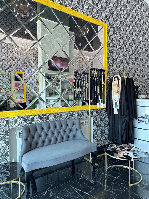 Стильный уголок с зеркалом и одеждой в бутике
