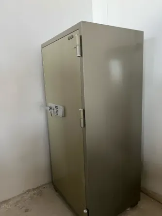 Сейф под углом, вид на замок и дверь