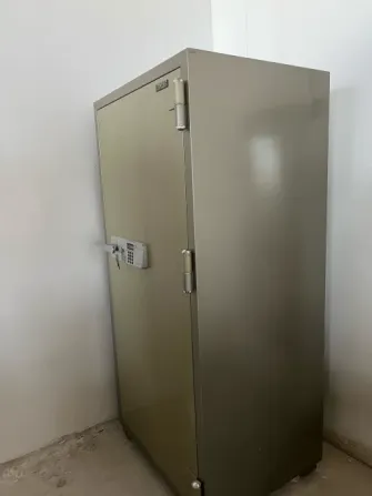 Сейф под углом, вид на замок и дверь