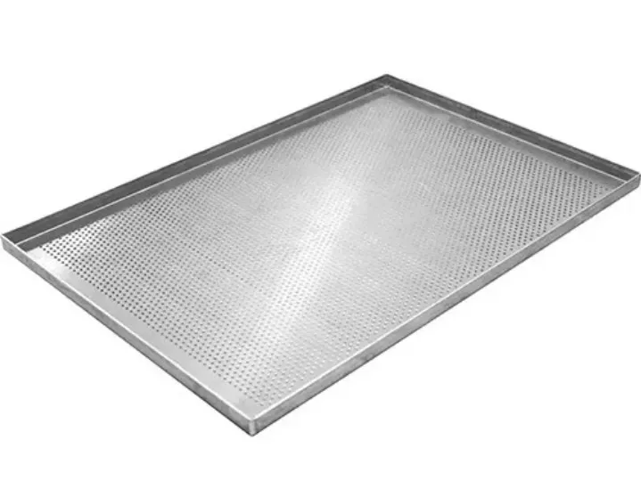 Металлический противень с перфорацией, предназначенный для выпечки и приготовления пищи