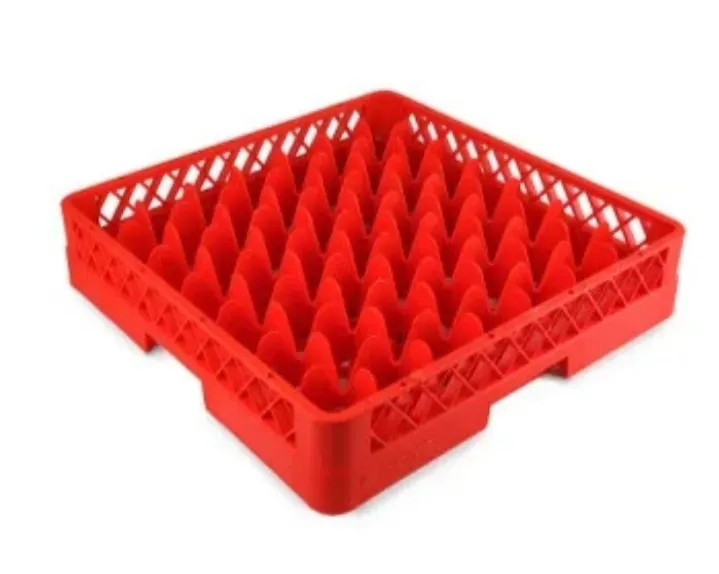 Красный пластиковый поддон для яиц с пирамидальной структурой, предназначенный для хранения и транспортировки яиц