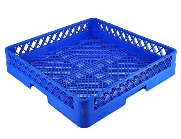 Синий пластиковый поддон с сетчатым дизайном и прямыми углами для хранения и транспортировки товаров