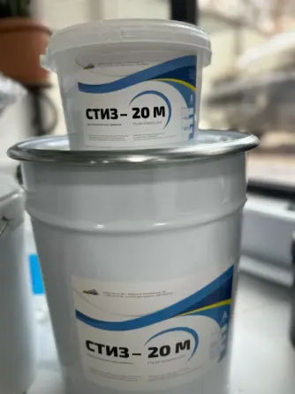 Ведро и банка с надписью 