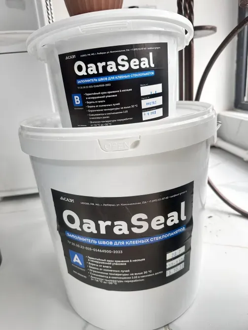 Ведерки с продуктом QaraSeal для герметизации швов в строительстве