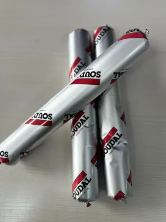 Тюбики с герметиком Soudal, упакованные в серебристую бумагу с красными и черными надписями