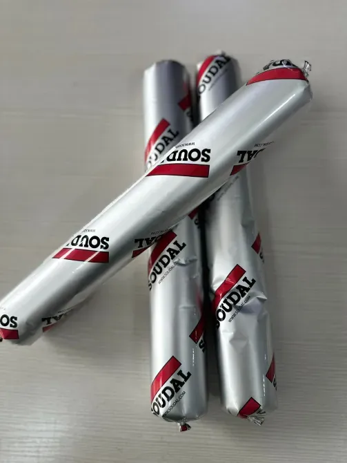 Soudal герметиктері, қызыл және қара жазулары бар күміс қағазға оралған тюбиктер.