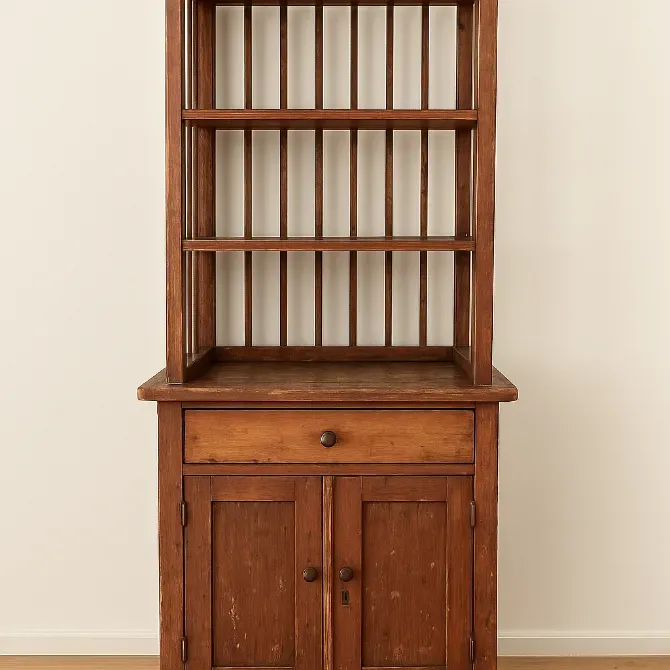 Ашық сөрелері мен есіктері бар табиғи түсте орындалған ағаш шкаф, ыдыс-аяқты және декорды сақтау үшін тамаша.