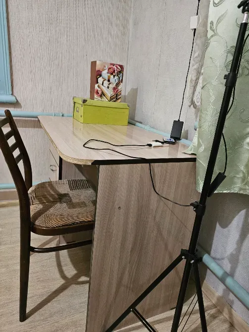 Үстел үстінде жатқан заттар мен жанында орындық бар үстел