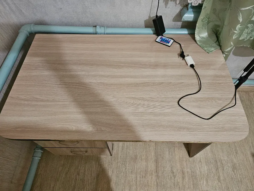 Кабель қосылған үстелдің үстінен көрінісі