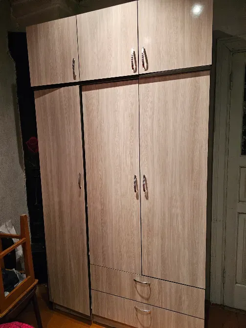 просторный шкаф с современным дизайном и дополнительными отделениями