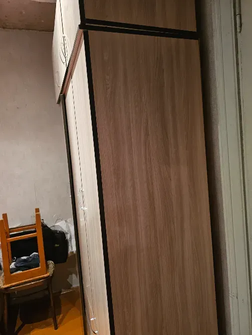 шкаф с дверцами и ящиками, выполненный в светлом древесном цвете