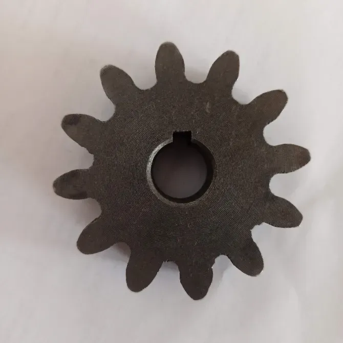 зубчатая шестерня с отверстием в центре на белом фоне