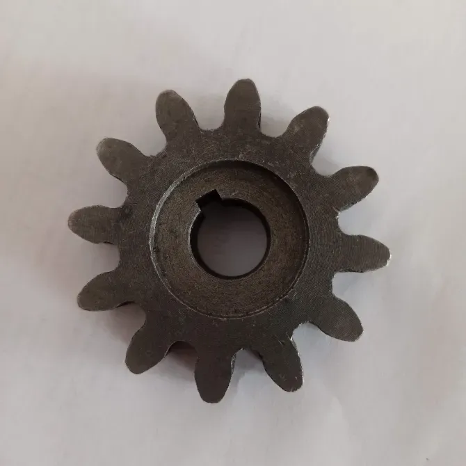 зубчатая шестерня с 12 зубьями на белом фоне