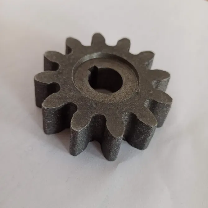 металлическая шестерня с зубьями на белом фоне