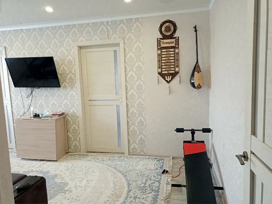 Гостиная с телевизором и декоративными предметами