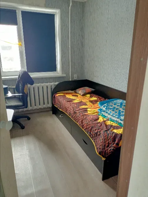 Спальня с кроватью и рабочим столом