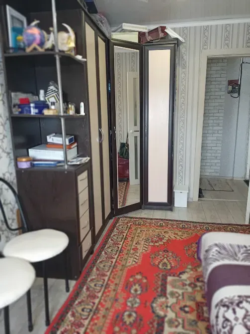 Комната с коричневым шкафом и зеркалом