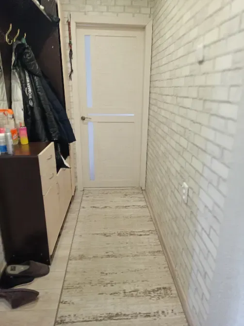 Коридор с дверью и белыми стенами