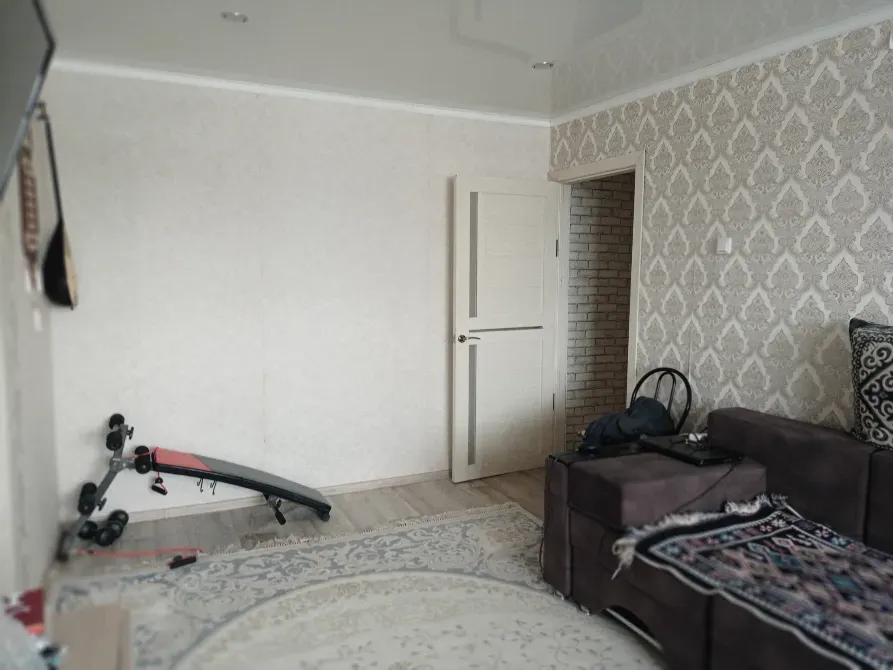 Пустая гостиная с диваном и входом