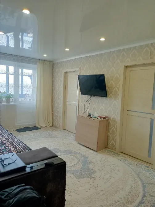 Интерьер гостиной с дверями