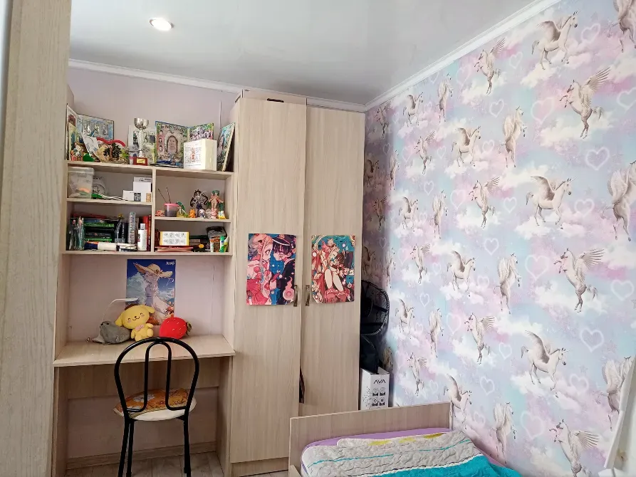 Комната с полками и обоями с единорогами