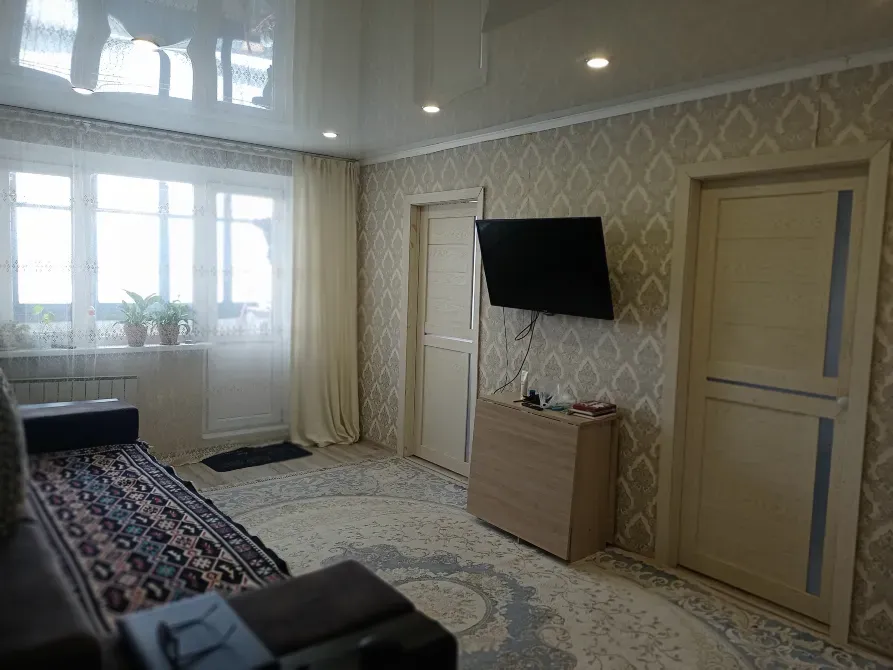 Гостиная с окнами и телевизором