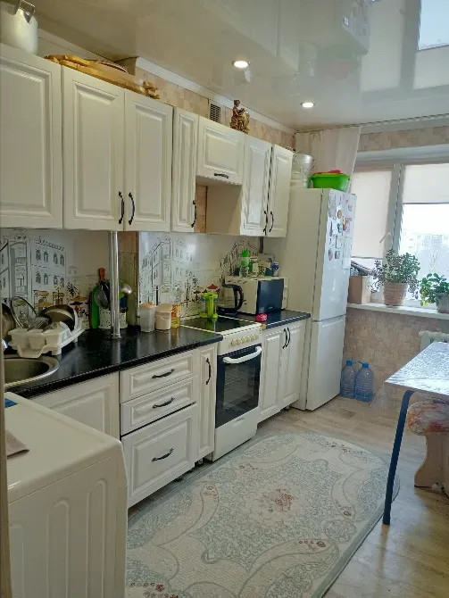 Кухня с мебелью и столом