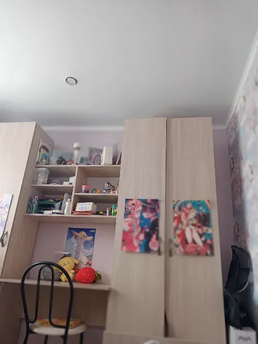 Полка с предметами декора и шкаф в комнате