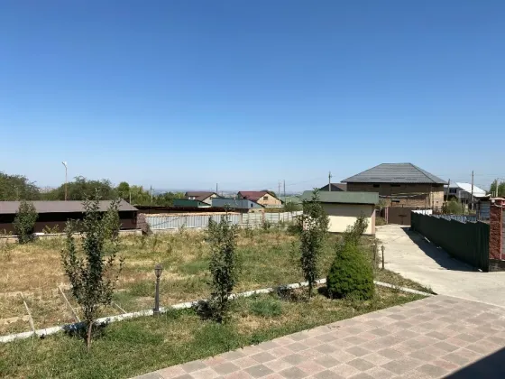 Пейзаж с участками и домами на фоне ясного неба