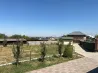 Аспанның ашық фонында учаскелер мен үйлері бар пейзаж