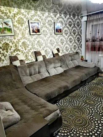 Классикалық стильдегі сұр диванмен жайлы қонақ бөлме