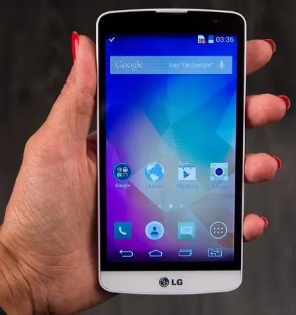 Смартфон LG с сенсорным экраном и интерфейсом Android на экране, отображающим основные приложения и уведомления