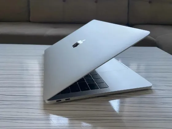 Современный ноутбук Apple MacBook в закрытом состоянии на столе