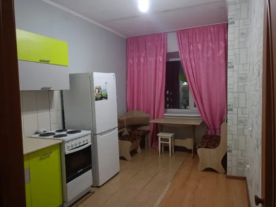 Кухня с обеденным столом и стульями