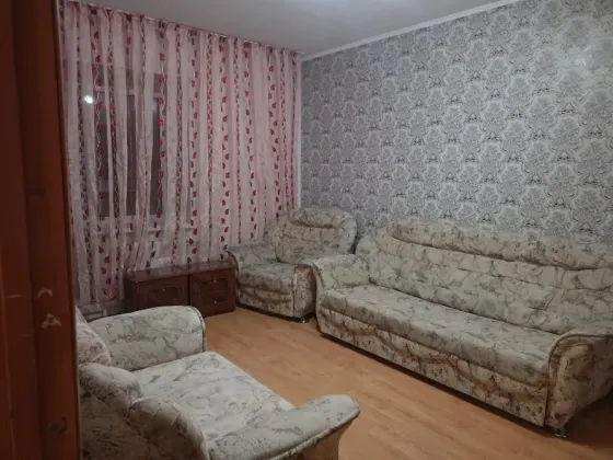 Гостиная с диванами и занавесками
