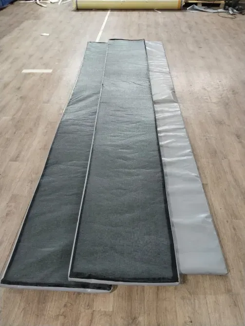 Различные дезинфекционные коврики на полу