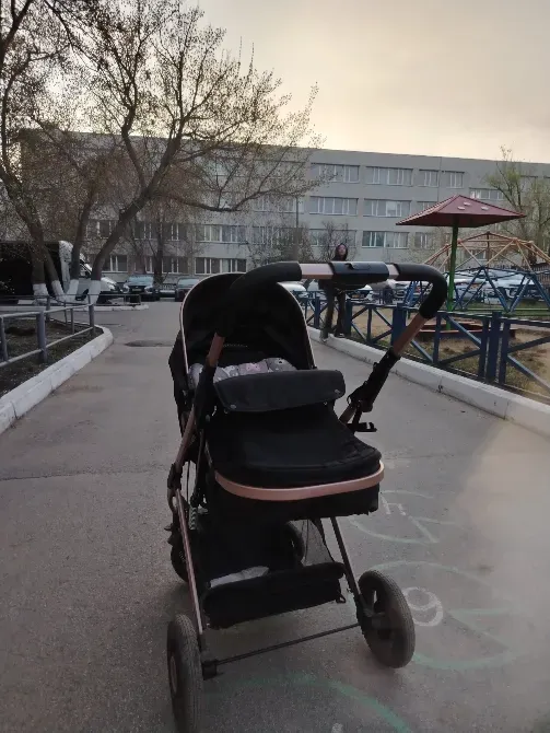 Коляска для новорожденного с спортивным стилем и маневренными колесами